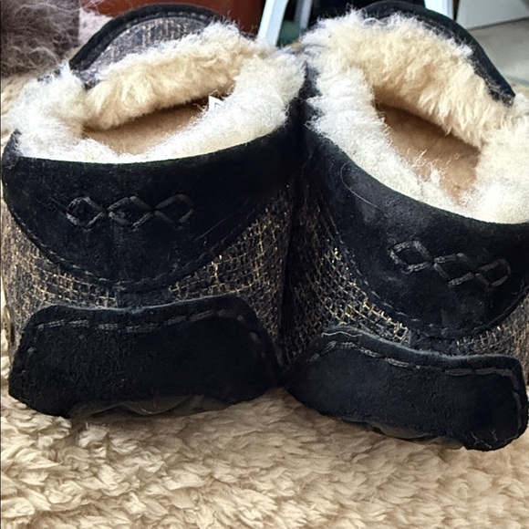 NWOT UGG Black and Cream Women's Slippers - so cozy!! wear @home or on the go! - Picture 2 of 11